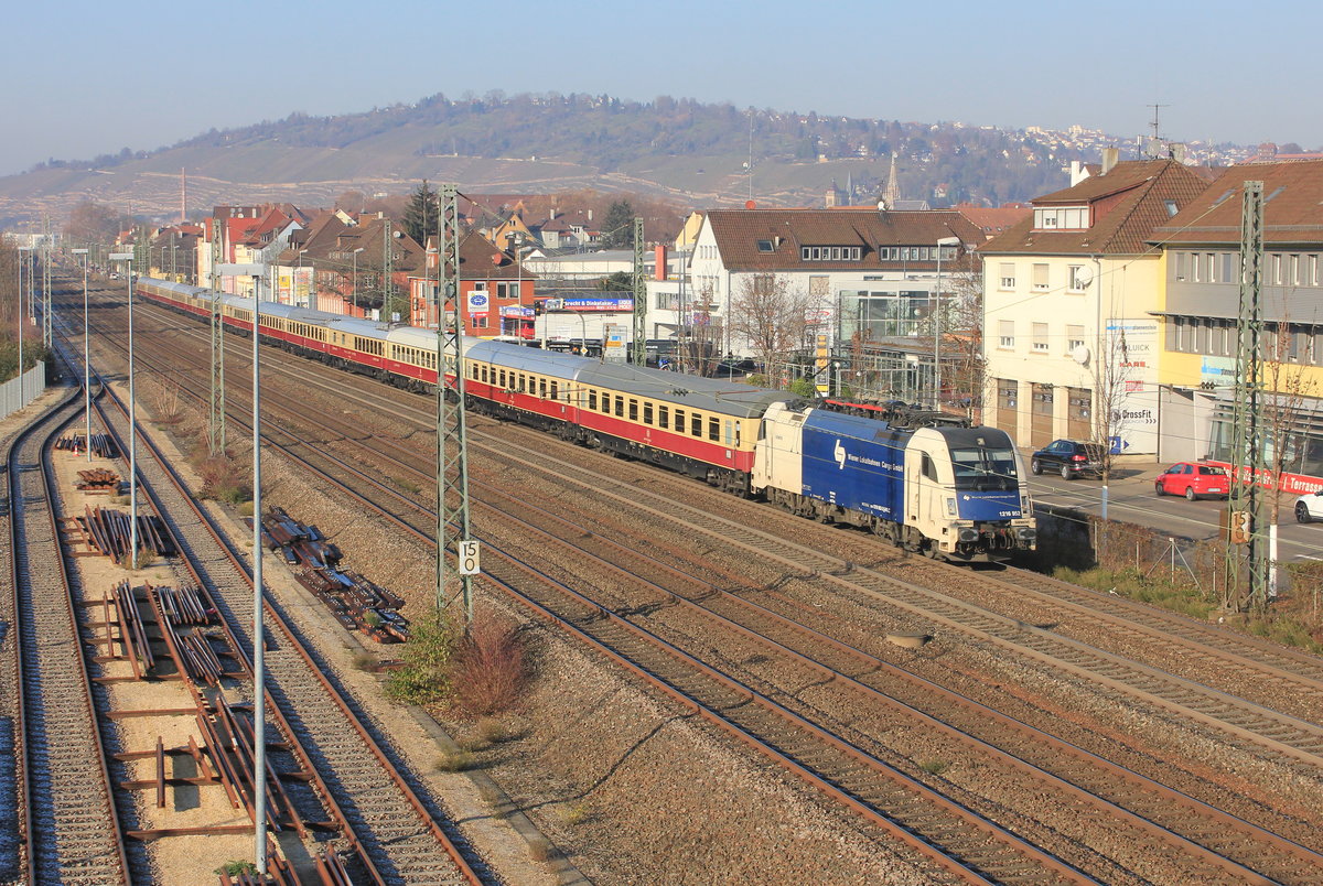 1216 952 der Wiener Lokalbahn Cargo mit AKE-Rheingold Dortmund-Wien am 05.12.2019 in Oberesslingen. 