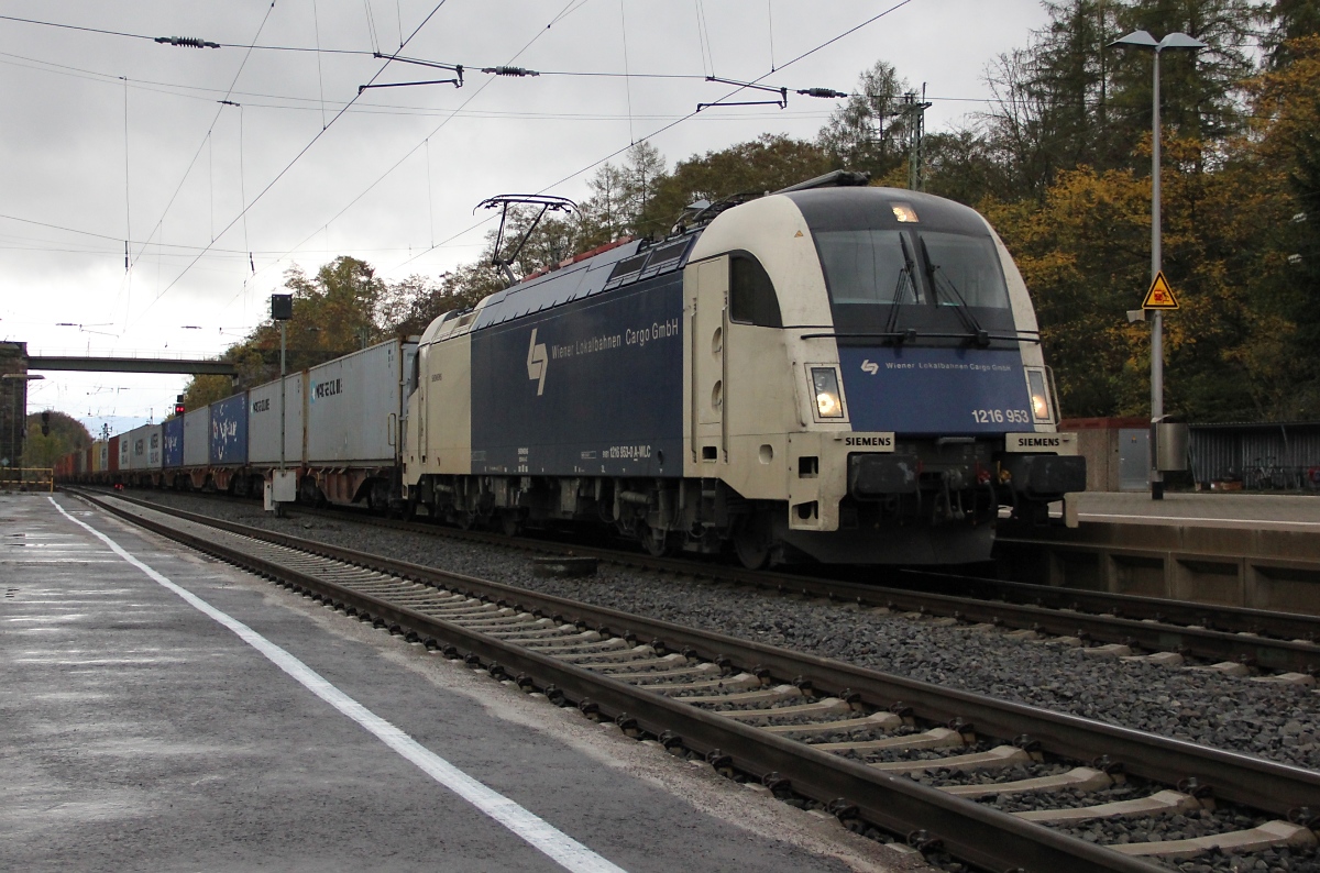 1216 953-0 der WLC mit Containerzug in Fahrtrichtung Norden. Aufgenommen am 26.10.2013 in Eichenberg.