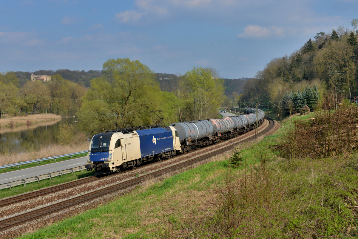 1216 953 mit einem Kesselzug am 10.04.2016 bei Pleinting. 
