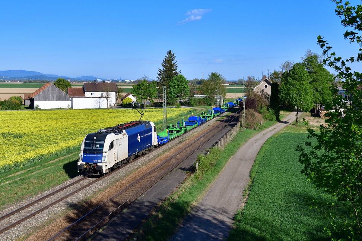 1216 953 mit einem Neuwagenzug am 20.04.2020 bei Stephansposching.