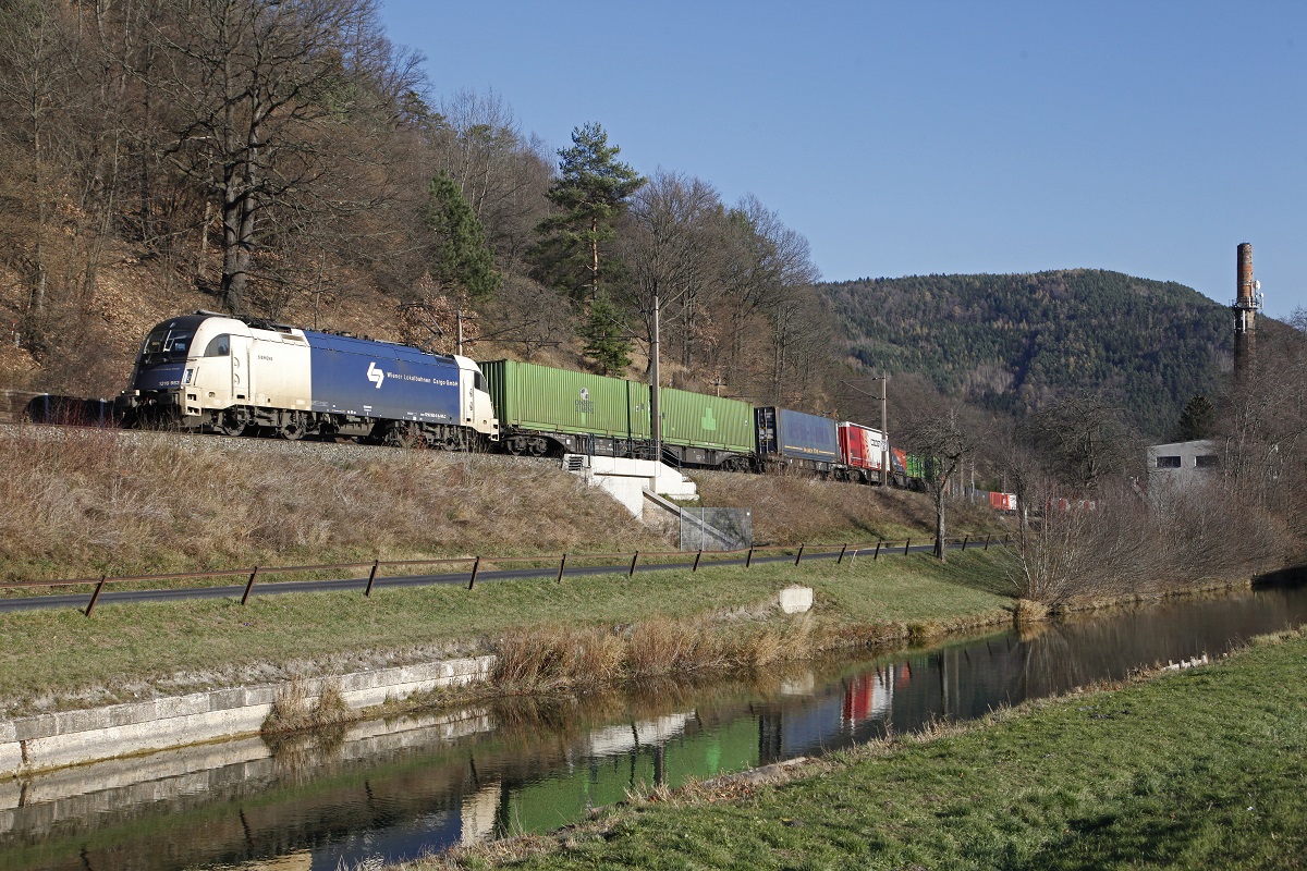 1216 953 mit Güterzug bei Schlöglmühl am 24.11.2015.