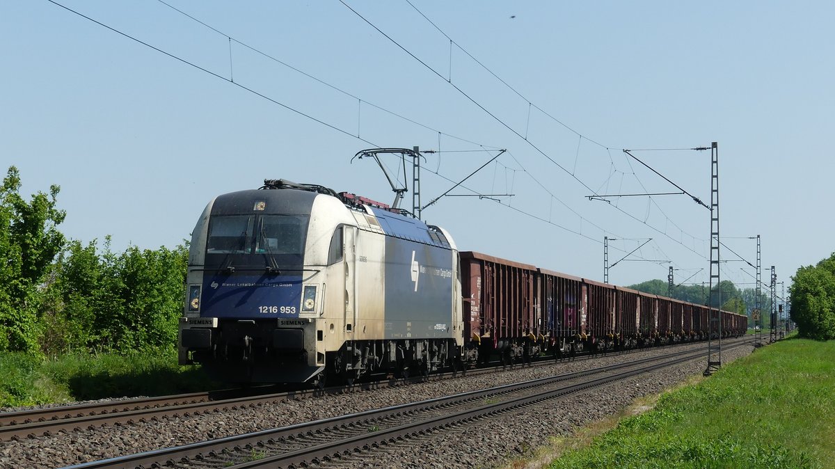 1216 953 der Wiener Lokalbahn ist mit einem Güterzug auf der Rhein-Main Bahn gen Westen unterwegs. Aufgenommen zwischen Altheim und Dieburg am 5.5.2018 11:42