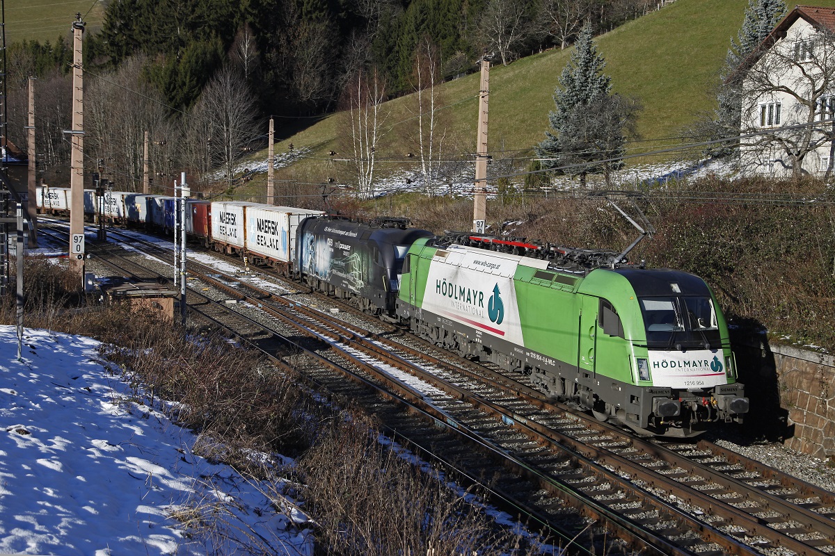 1216 954 und 182 527 mit Güterzug in Breitenstein am 2.12.2013.