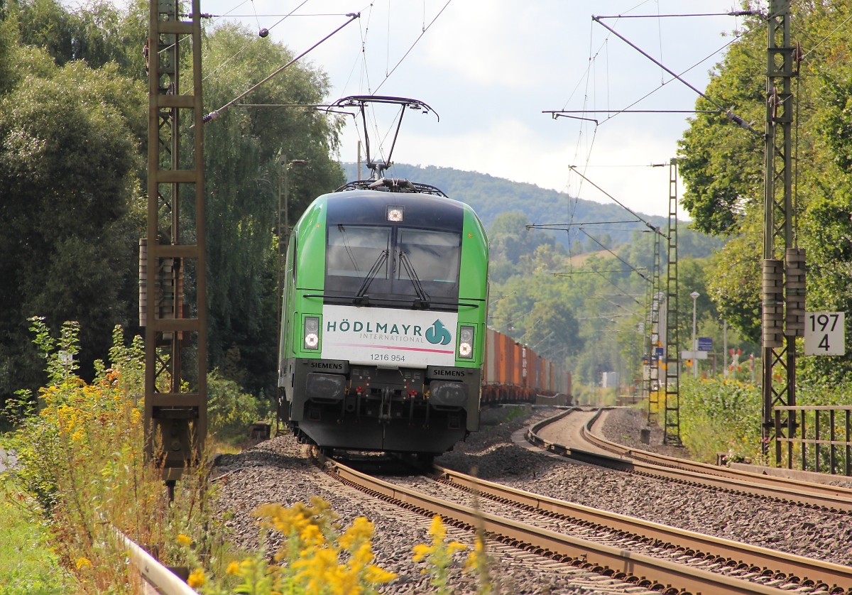 1216 954-8, der  Hödlmayer  ist mir am 09.09.2013 seit langem mal wieder mit einem Containerzug in Fahrtrichtung Norden vor die Linse gefahren. Aufgenommen in Wehretal-Reichensachsen.
