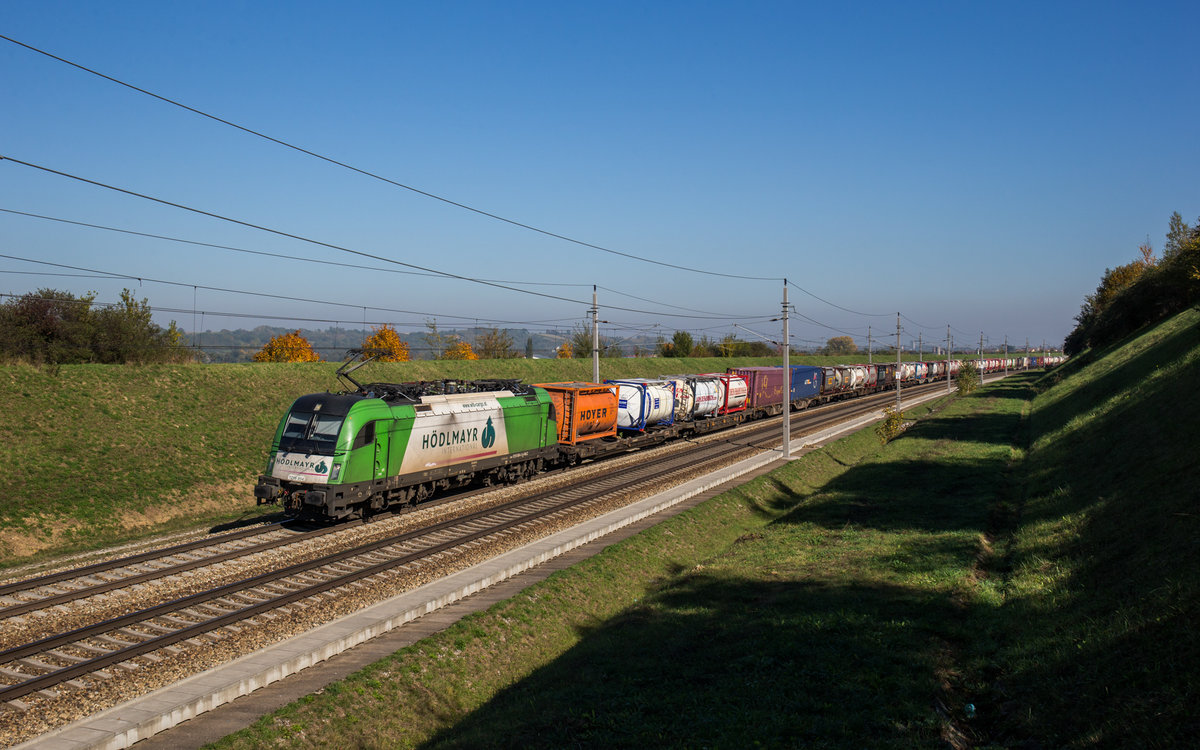 1216 954  Hödlmayr  fährt mit einem KLV bei Perschling in Richtung St. Pölten, aufgenommen am 16. Oktober 2017.