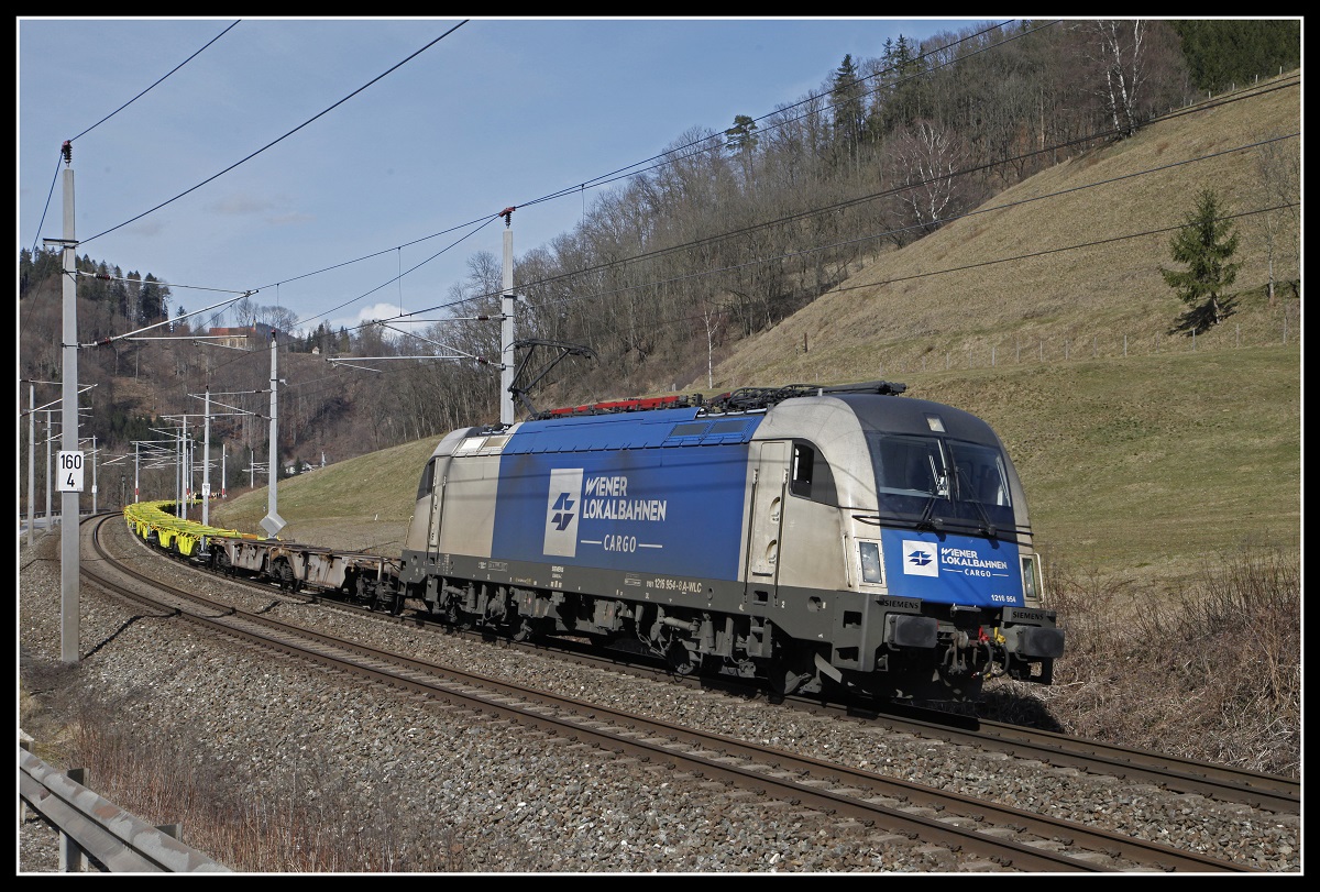 1216 954 mit Güterzug bei Bruck an der Mur am 5.03.2020.