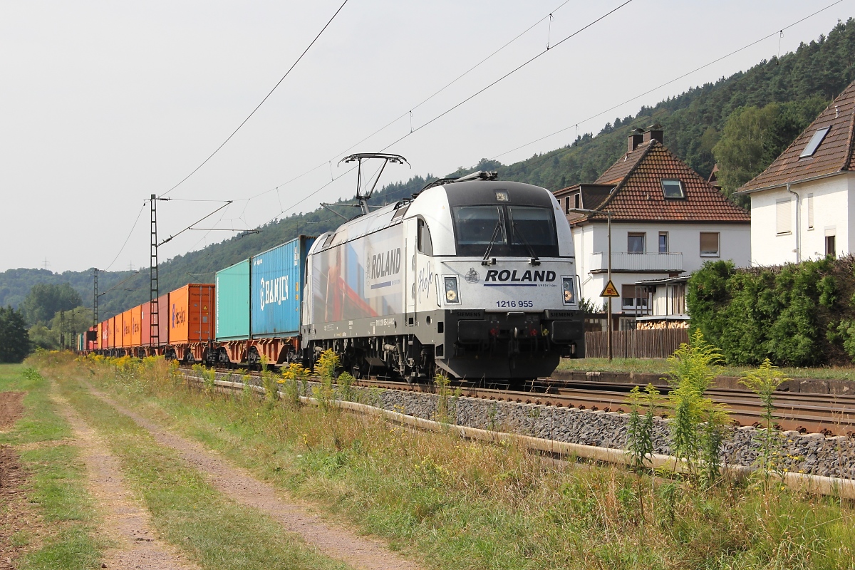 1216 955-5 mit Containerzug in Fahrtrichtung Norden. Aufgenommen am 24.08.2013 in Ludwigsau-Friedlos.