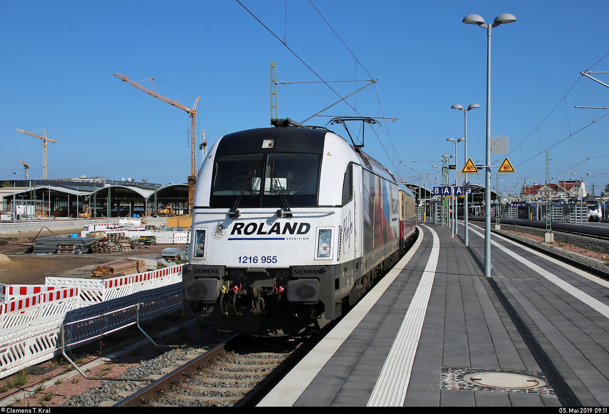 1216 955-5 (Siemens ES64U4) der Wiener Lokalbahnen Cargo GmbH (WLC), mit Werbung für den Transportpartner Roland Spedition GmbH, als AKE 50 (AKE-RHEINGOLD-Sonderzug) von Cottbus Hbf nach Wien Westbahnhof (A) verlässt Halle(Saale)Hbf auf Gleis 8.
Links im Hintergrund sind die Bauarbeiten auf der Westseite zu erkennen.
[5.5.2019 | 9:11 Uhr]