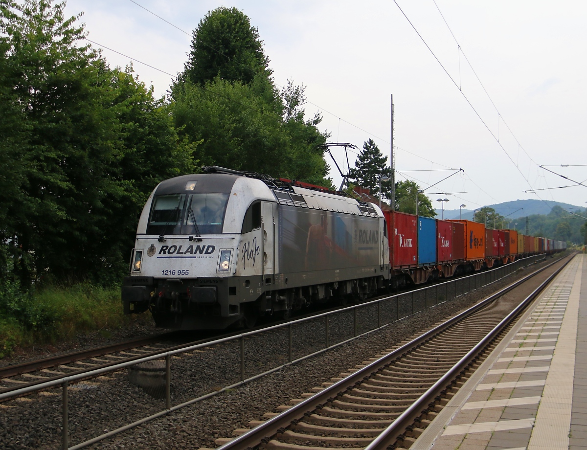 1216 955 mit Containerzug in Fahrtrichtung Norden. Aufgenommen in Wehretal-Reichensachsen am 11.07.2014.