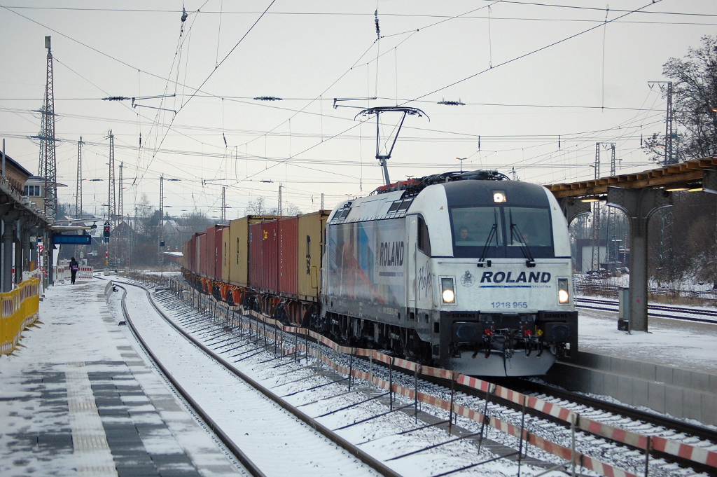 1216 955 (Roland) mit einem Containerzug am 17.01.2013 in Kreiensen