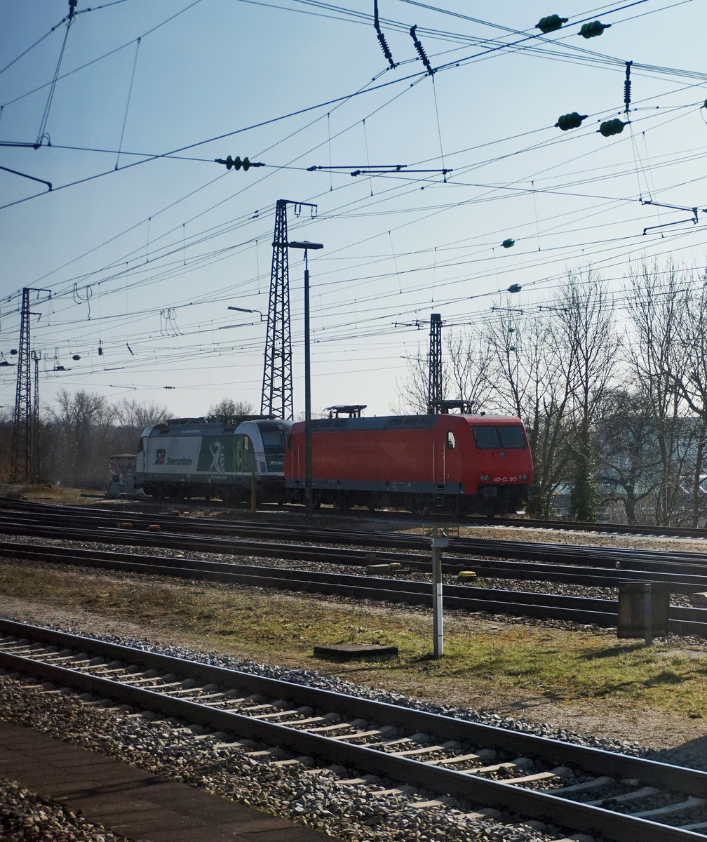 1216 960-5 der STLB und 145-CL 013 stehen am 18.3.2016 in Augsburg.