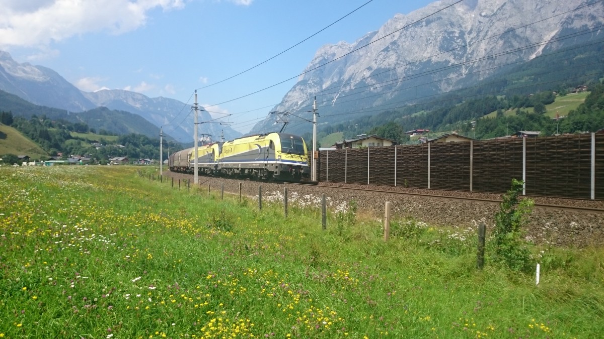 1216 von Cargo Serv mit Güterzügen in Pfarrwerfen (15.7.15).