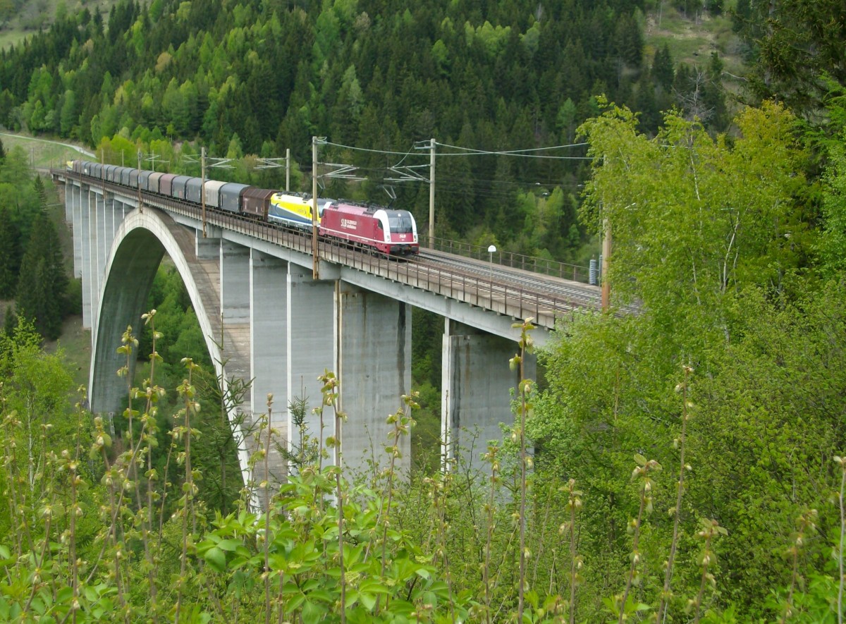 1216 XXX der SLB und eine 1116 von CargoServ mit einem Güterzug auf der Pfaffenberg-Zwenberg-Brücke. Schublok war eine 1216 von CargoServ. (3.5.2015)