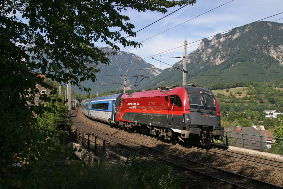 1216.229 fährt mit RJ-71 bei Payerbach bergwärts. 27.8.15