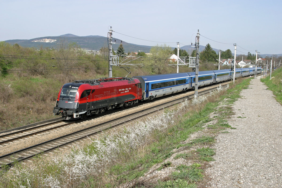 1216.229 fährt mit RJ-71 durch die Hst.Kottingbrunn. 3.4.16