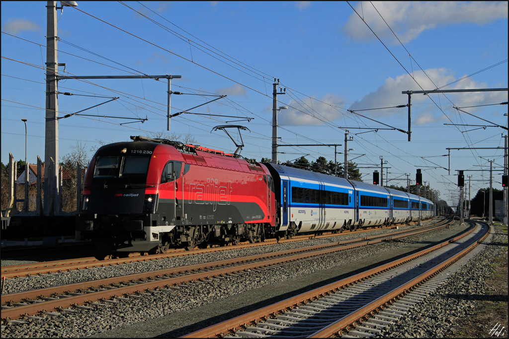 1216.230 durchfährt am 20.12.14 mit Rj 557 (Wien Hbf-Graz Hbf) den Bhf. Neukirchen/NÖ.
