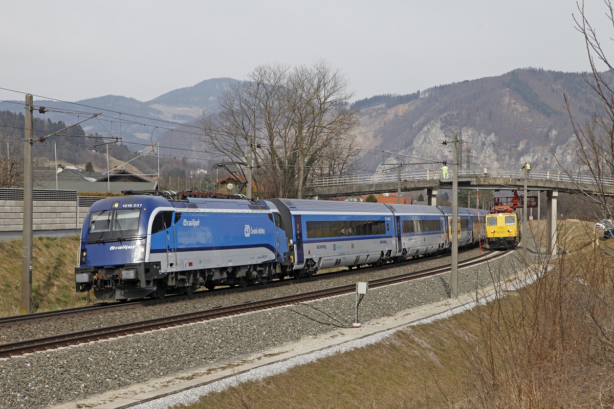 1216.237 als Railjet nahe der Haltestelle Stübing am 9.03.2015.