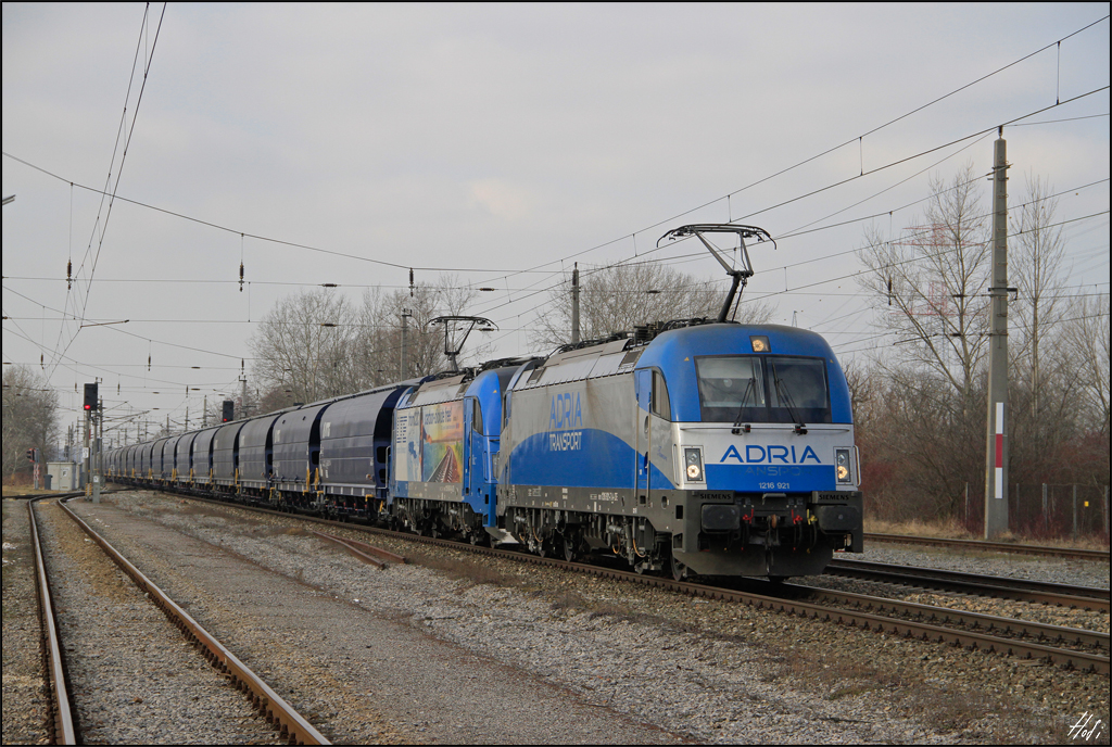 1216.921 und 1216.910 durchfahren am 07.02.15 mit einem VTG Tagnpps Getreidezug den Bhf. Götzendorf Ri. Hegyeshalom.