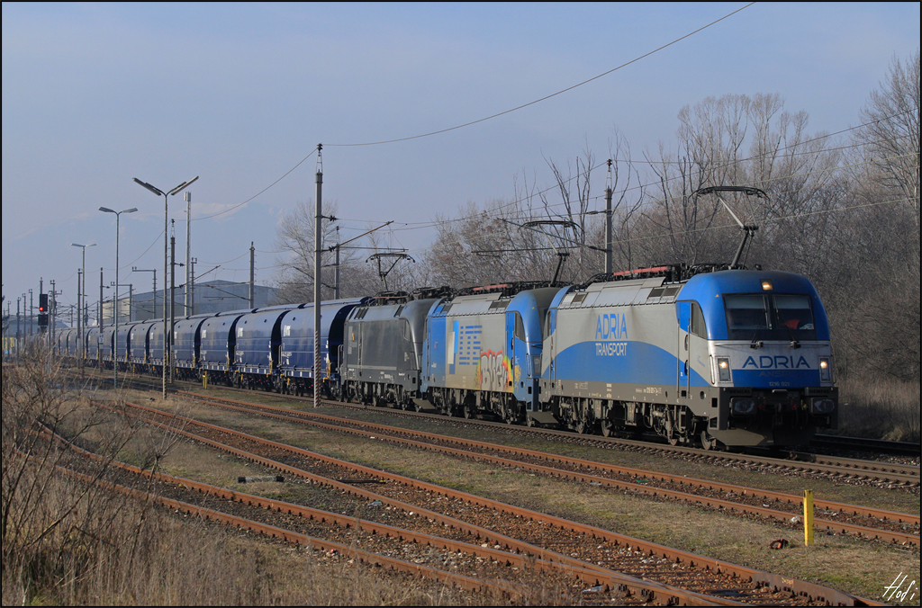 1216.921 brachte gemeinsam mit 1216.910 und 182.561 den LTE SGAG 48278 am 03.01.14 durch die Hst. Wr.Neustadt Civitas Nova.
Der Zug bestand aus neuen VTG Getreide Tagnpps.
