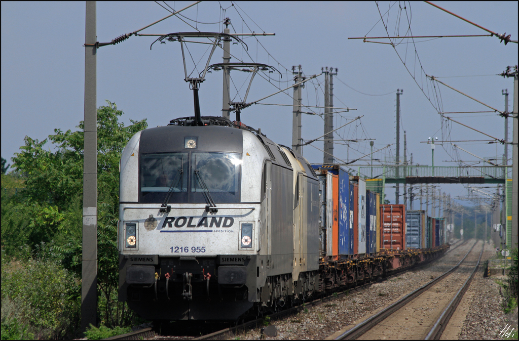 1216.955 bringt gemeinsam mit 1216.950 den TEC 43623 von Bratislava-Petrzalka nach Spielfeld-Straß.
Wr.Neustadt Civitas Nova 03.08.14
