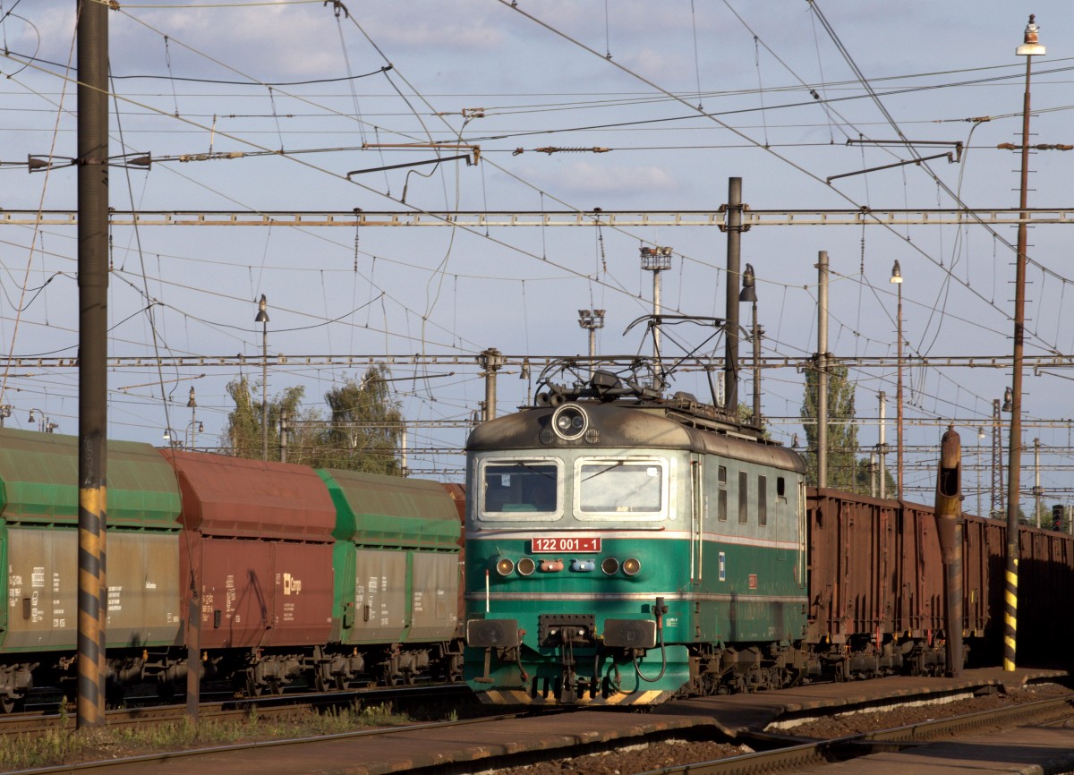 122 001 - 1 mit einem Kohlezug bei der Durchfahrt in Nymburk.25.09.2015 16:36 Uhr