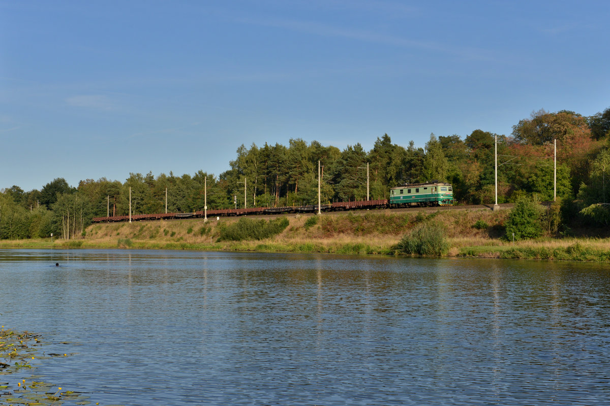 122 005 mit einem Güterzug am 26.08.2015 bei Tynec nad Labem. 