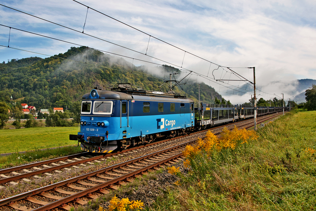 122 006-0 mit einem Autoleerzug in Male Brezno.Bild 10.9.2015