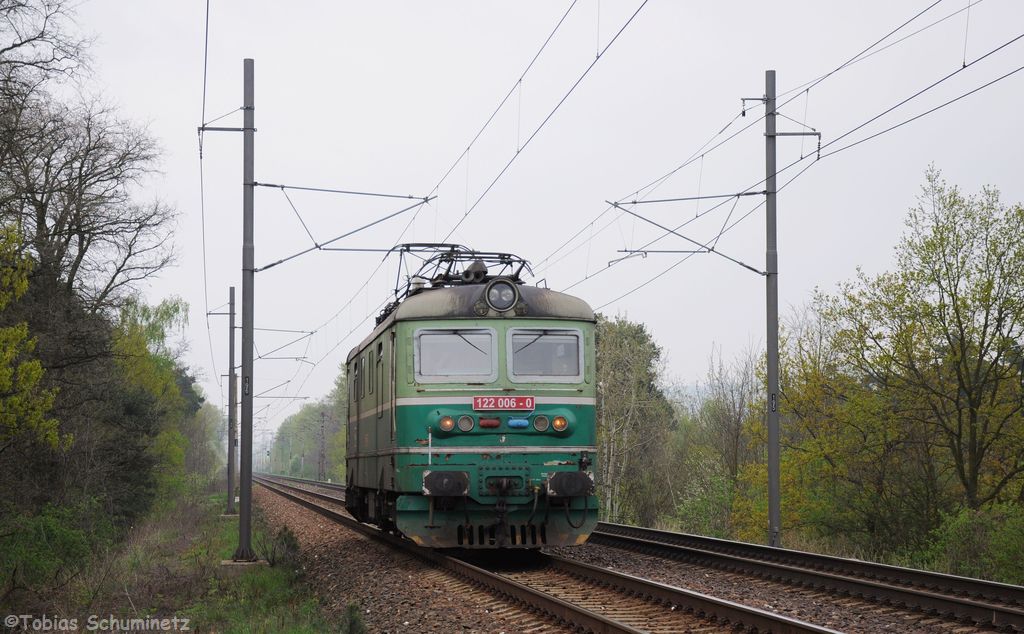 122 006 kommt als Leerfahrt von Kutná Hora bei Kolín am 29.04.2013 zurück