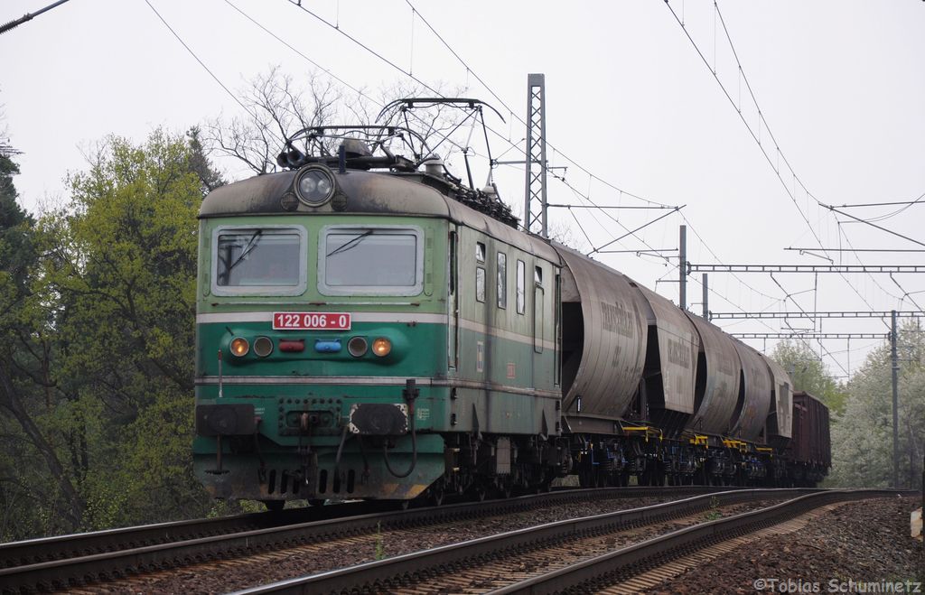 122 006 mit Güterzug in Richtung Kutná Hora bei Kolín am 29.04.2013