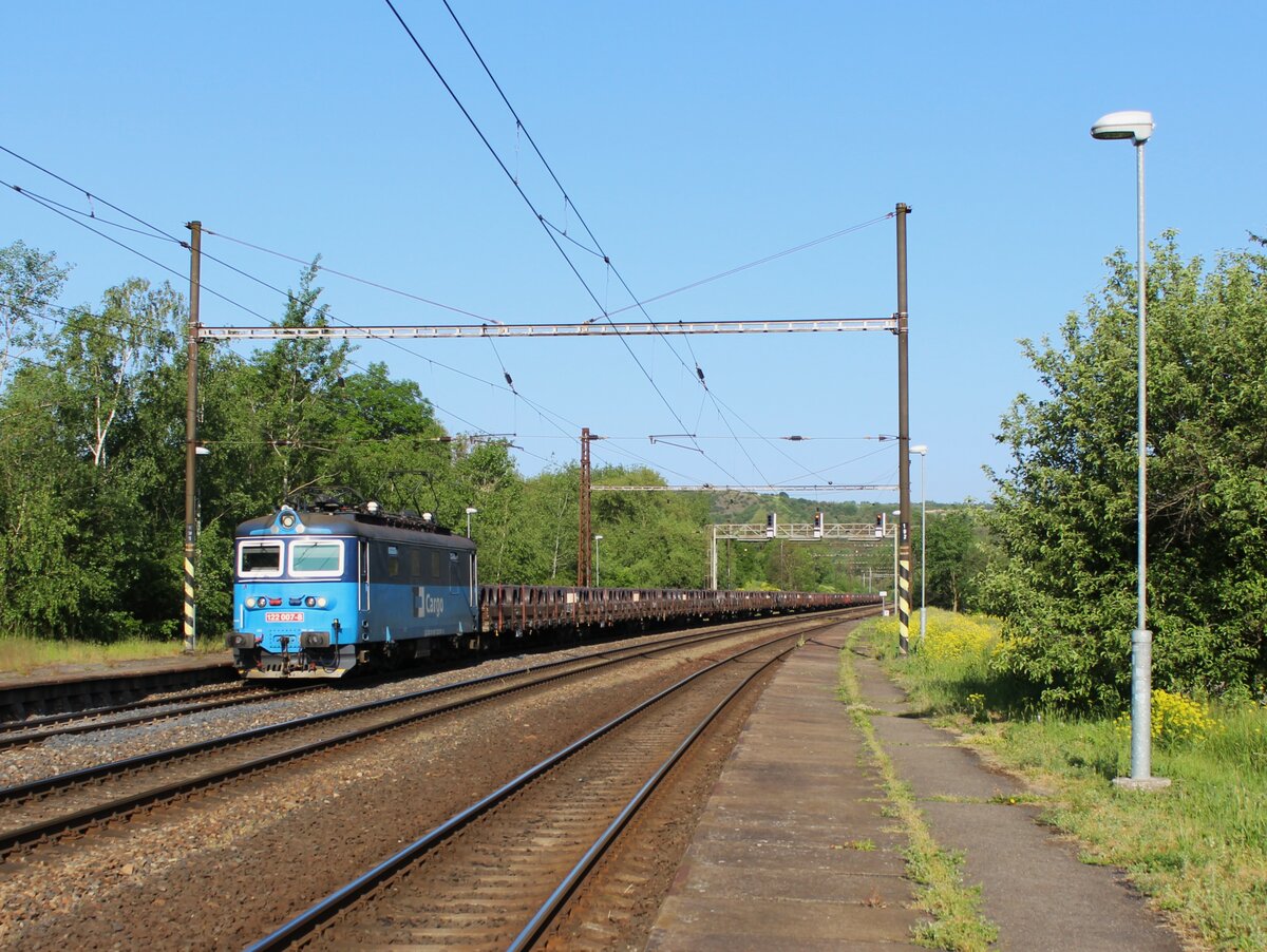 122 007-8 fuhr am 27.05.23 mit einem Stahldrahtrollenzug durch Želenice nad Bílinou. 