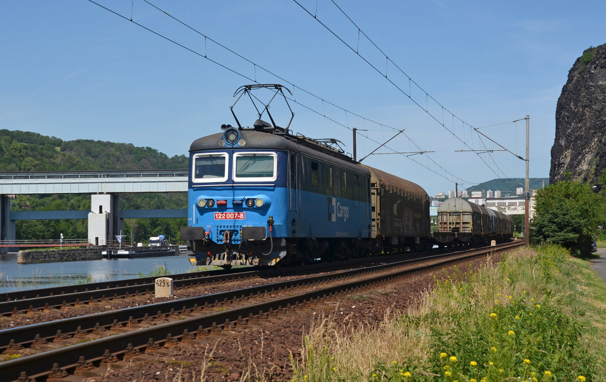 122 007 führte am 14.06.19 einen gemischten Güterzug durch Usti nad Labem Strekov Richtung Litomerice.