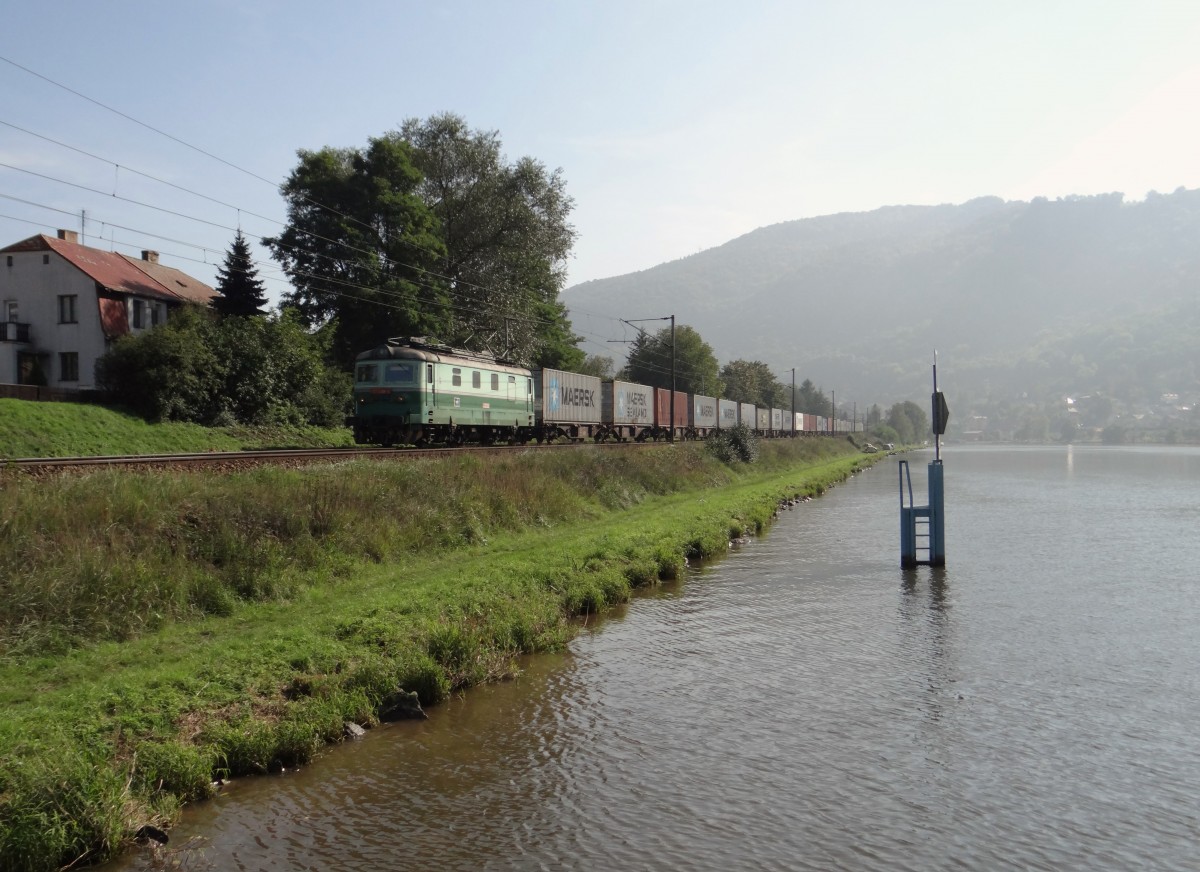 122 008-6 zu sehen am 28.09.14 in Ústí nad Labem-Střekov 