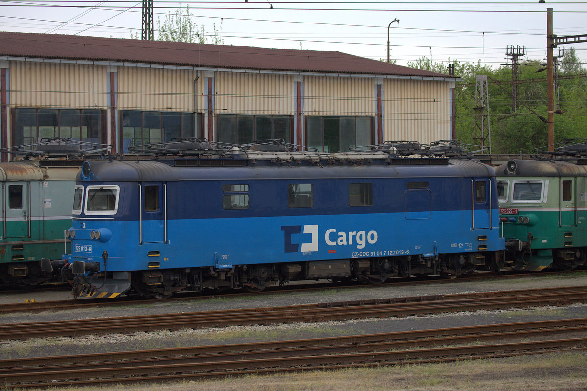 122 013-6 ist sicher nicht zur Verschrottung hier abgestellt. Blick auf das Gelände des BW Usti nad Labem.  24.04.2018 16:45 Uhr.