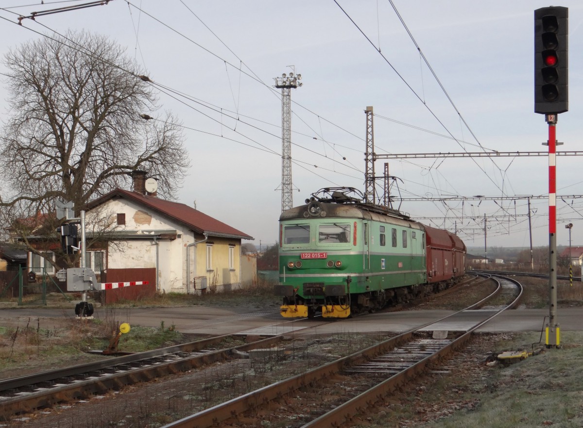 122 015-1 fuhr it einem Kohlenzug am 27.12.14 durch Všetaty.