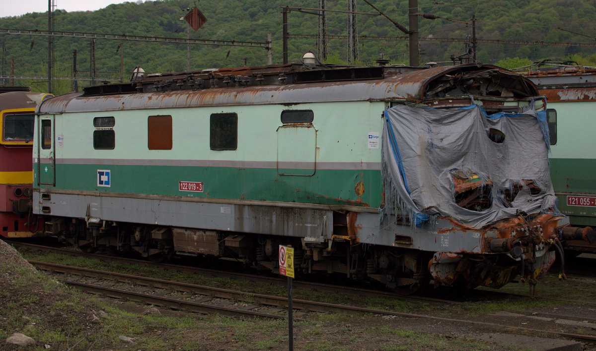 122 019-3 wird wohl nicht wieder aufgearbeitet.Als letzte abgestellt im Schadlokzug in Usti nad Labem. 24.04.2018  16:50 Uhr.