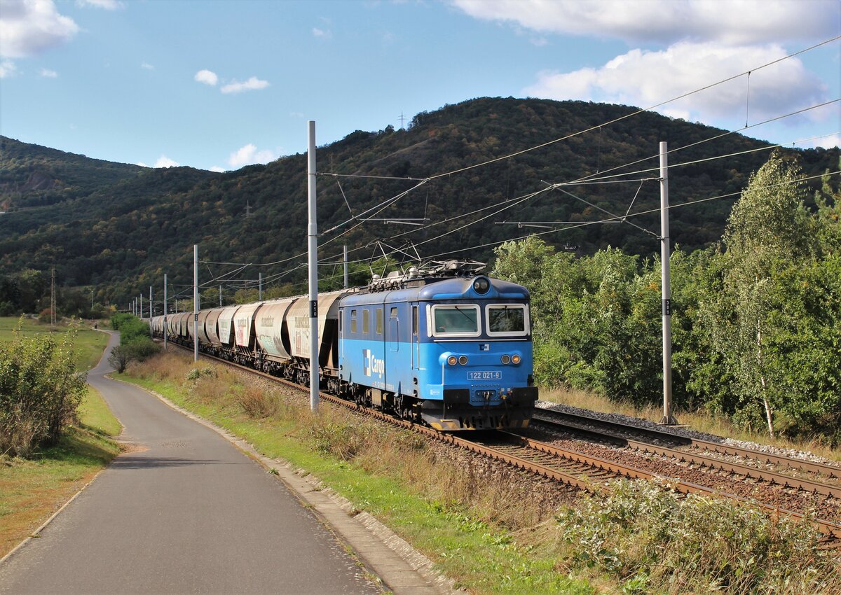 122 021-9 war am 30.09.21 bei Sebuzin zu sehen.