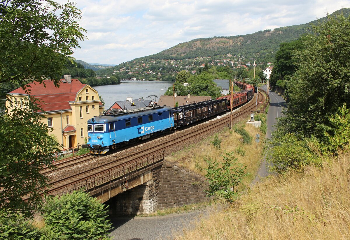 122 021-9 zu sehen mit einem leeren Autozug am 19.07.23 in Brná nad Labem.