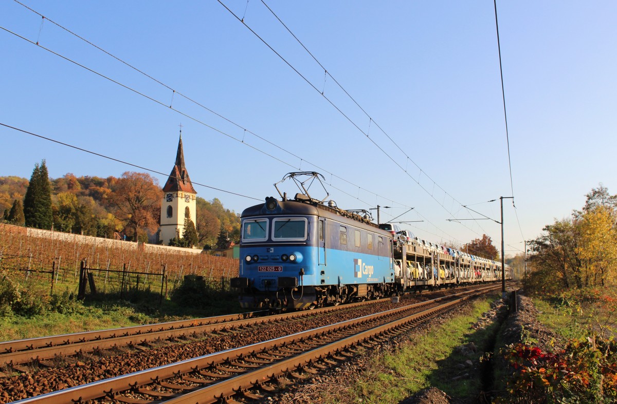 122 025-0 zu sehen am 31.10.15 in Velké Žernoseky.