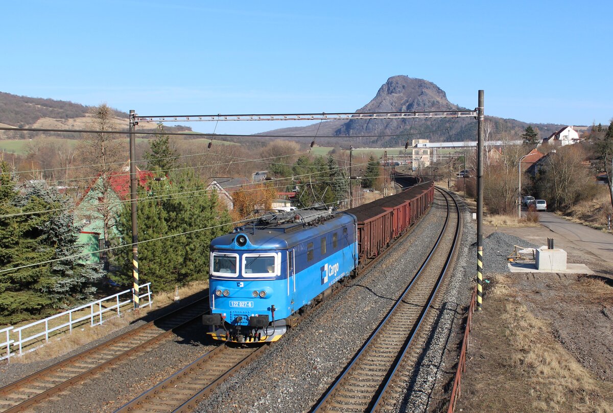 122 027-6 zu sehen am 15.03.22 mit einem Kokszug in Želenice nad Bílinou.