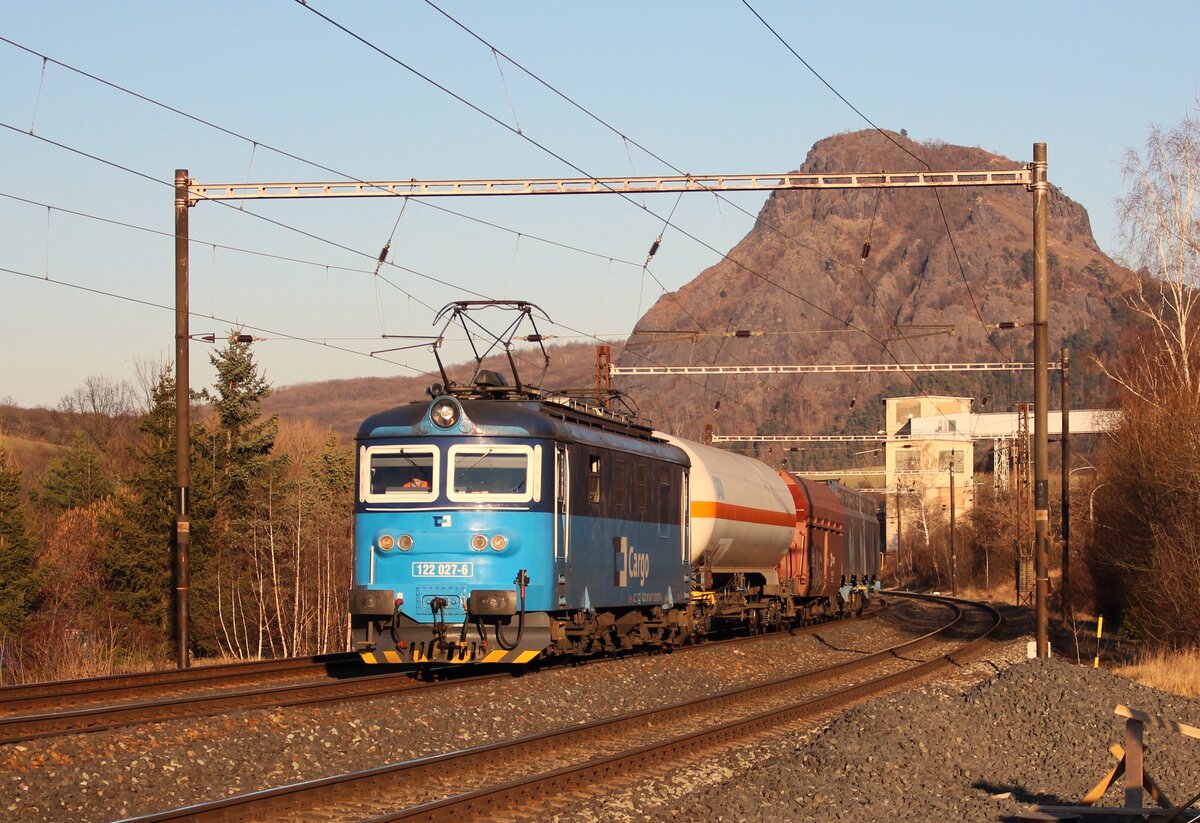 122 027-6 zu sehen im Sonnenuntergang am 15.03.22 mit einem Mischer in Želenice nad Bílinou.