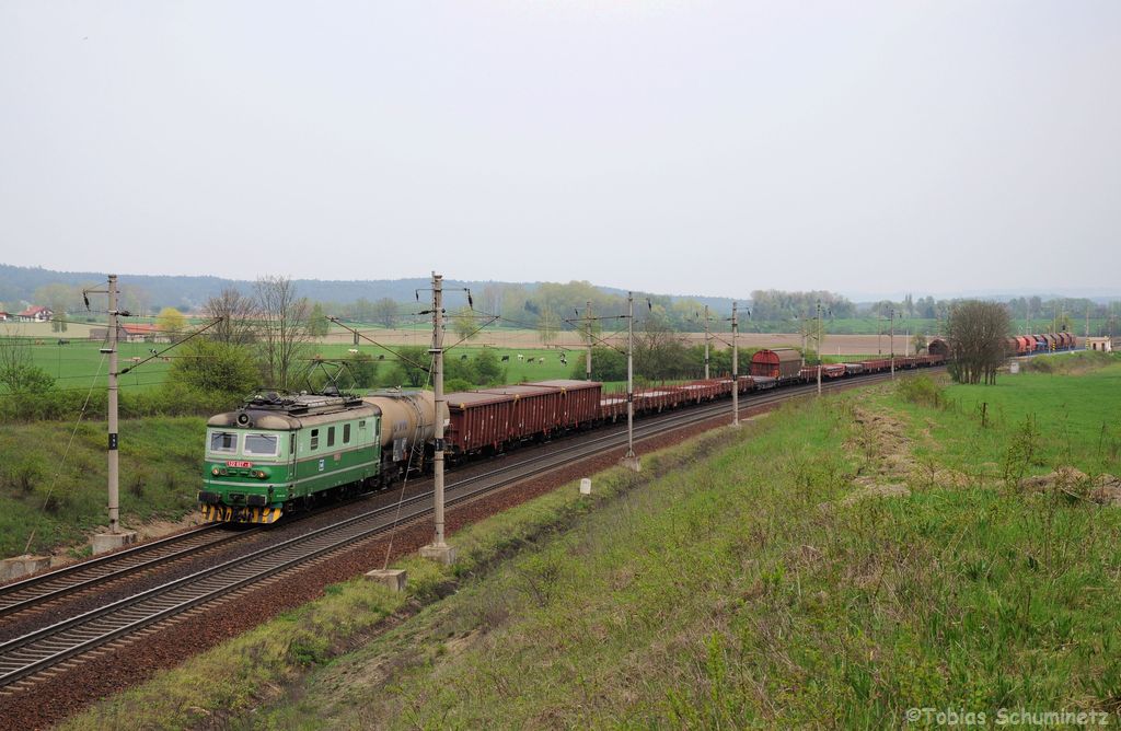 122 027 mit Güterzug am 30.04.2013 bei Dobrikov