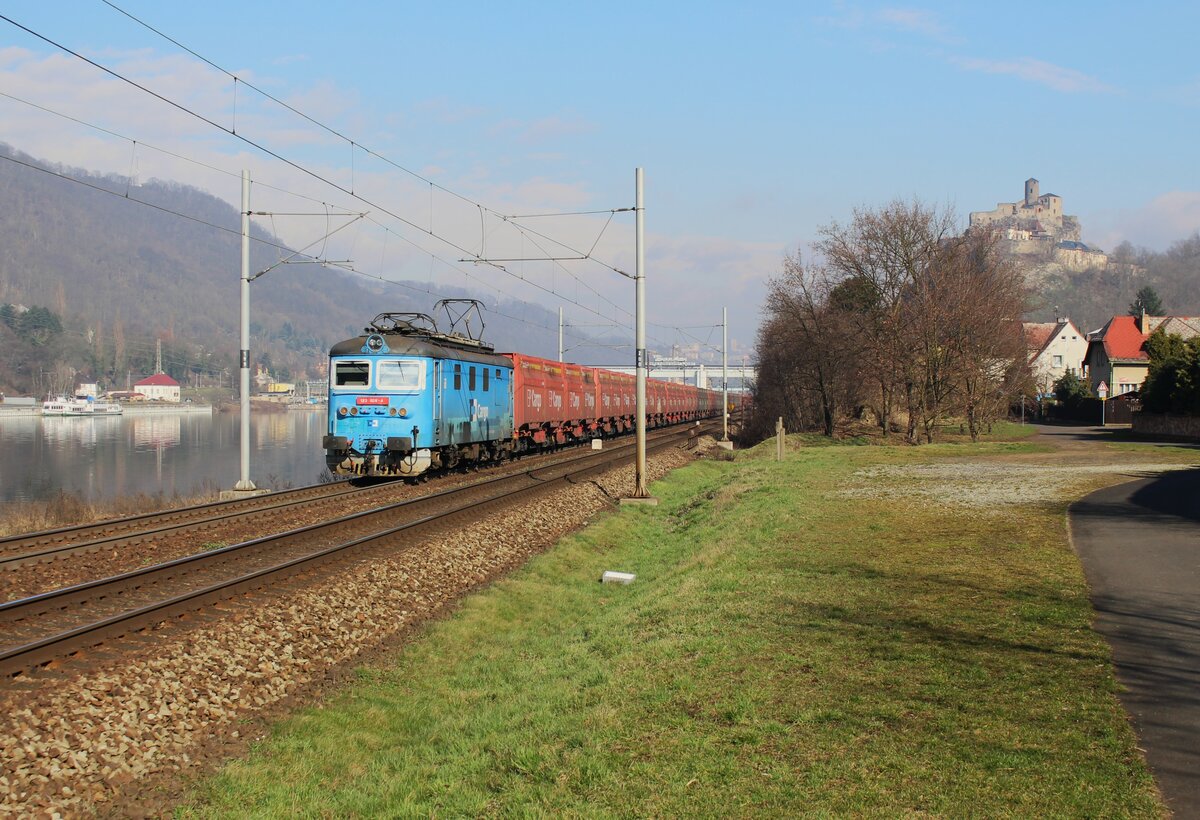 122 028-4 war am 20.03.23 mit einem Kohlenzug in Ústí nad Labem Střekov zu sehen.