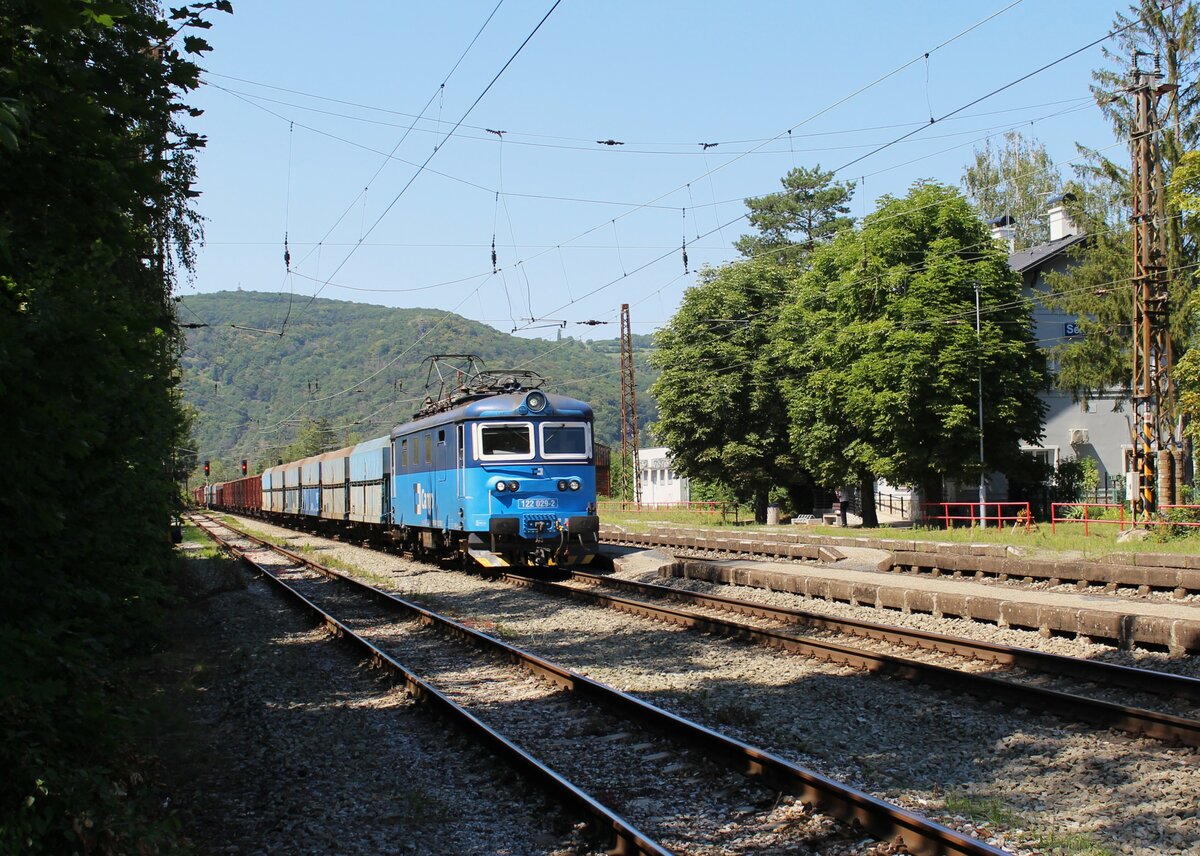 122 029-2 war am 25.07.22 mit einem Mischer in Sebuzin zu sehen.