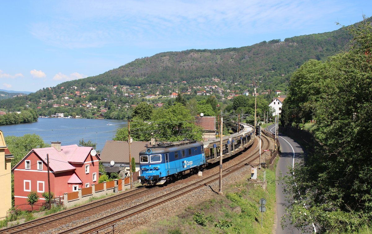 122 029-2 zu sehen am 02.06.19 mit einem leeren Autozug in Brná nad Labem.