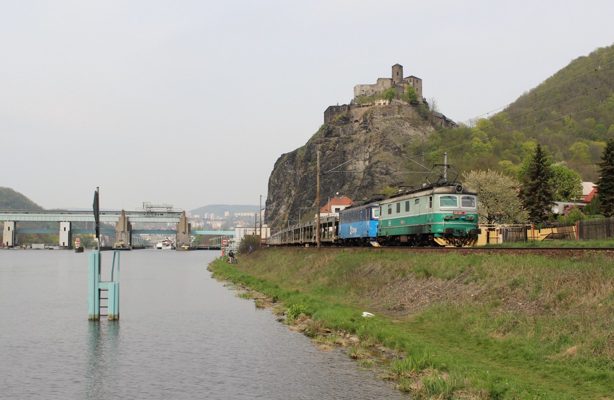 122 031-8 und 122 016-9 zu sehen am 25.04.15 in Ústí nad Labem-Střekov.