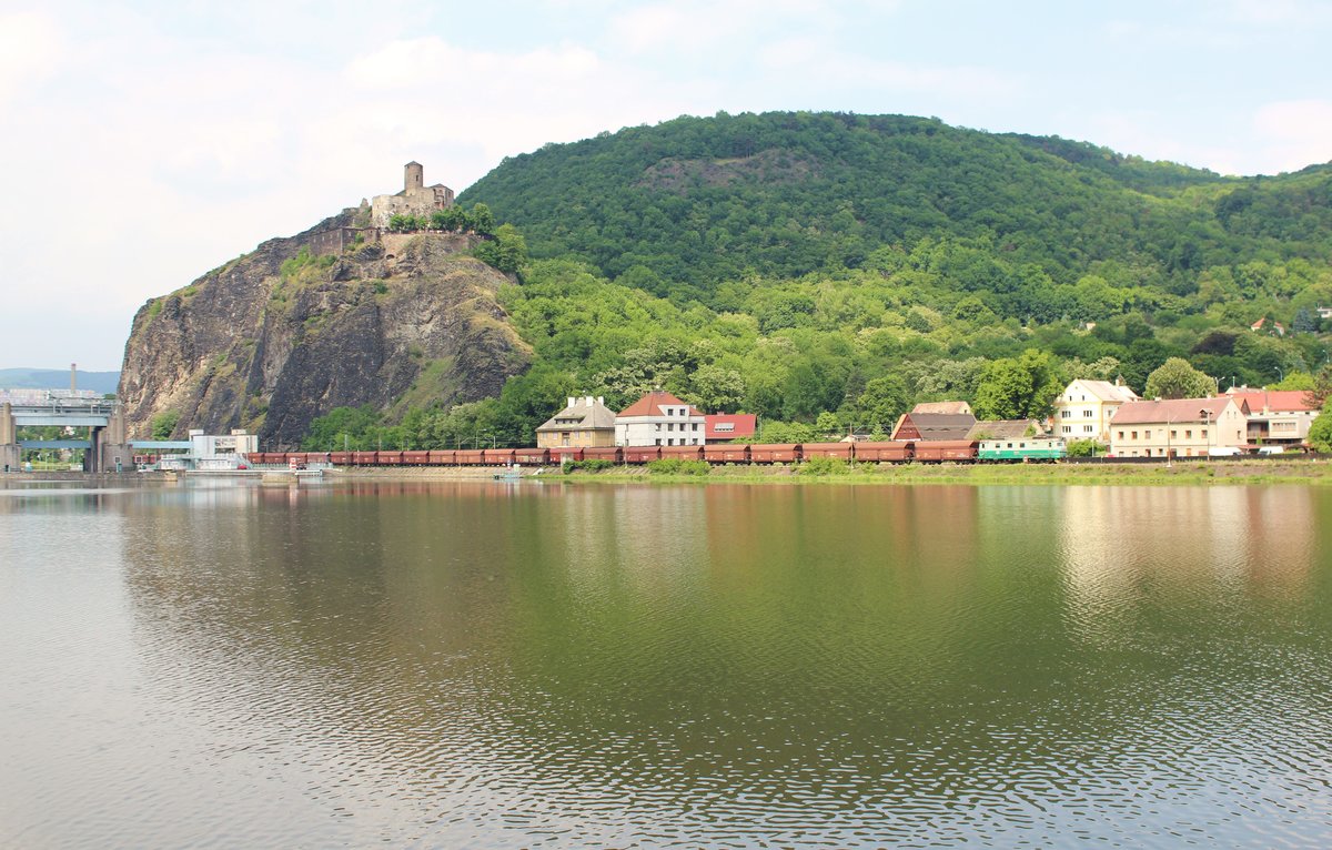 122 031 zu sehen am 26.05.16 in Ústí nad Labem-Střekov. Lange war es nicht Windstill!