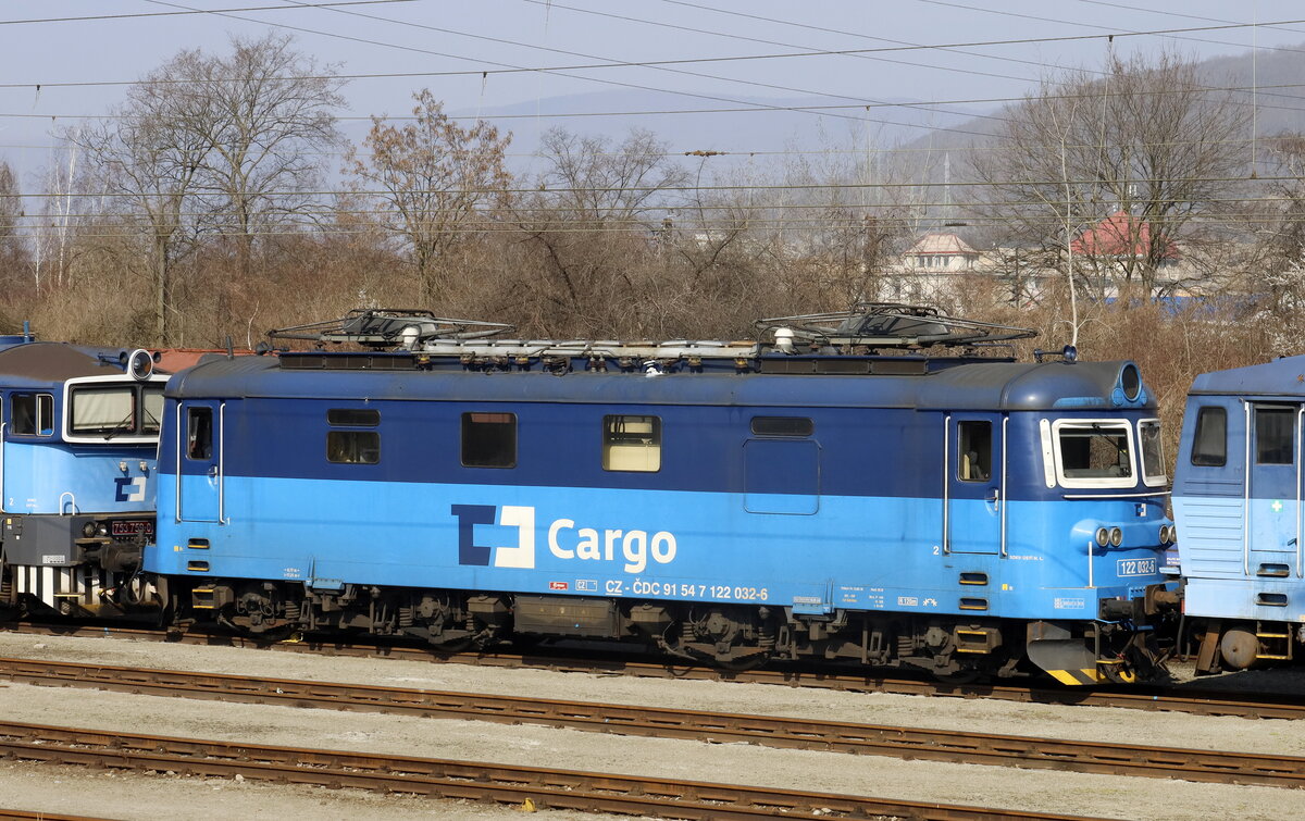 122 032-6 abgestellt in Ústí nad Labem. 26.03.2022 , 10:14 Uhr Teleblick.
Depo kolejových vozidel Ústí nad Labem

Bis Ende November 2007 war das Bahnbetriebswerk Ústí nad Labem ( DKV Ústí nad Labem ) eine von 8 regionalen Exekutiveinheiten des Typs DKV bei České dráhy as

Es hatte Betriebseinheiten in Liberec , Děčín und Chomutov und zwei Betriebszentren, Česká Lípa und Louny . Dazu gehörte auch der Betriebsstandort Tanvald . Die Betriebseinheit Liberec wurde am 1. Juli 2004 mit der Aufhebung des Schienenfahrzeugdepots Liberec auf die DKV Ústí nad Labem übertragen . Ab dem 1. Juli 2004 wurden die Betriebseinheiten Chomutov und Most sowie das Lovosice -Lokomotiv-Truppzentrum aus dem zerstörten Louny Rolling Stock Center hinzugefügt 

Der Transport von Kohle zu den Kraftwerken Mělník , Chvaletice und Opatovice und der Containertransport von Prag - Uhříněves nach Dresden waren wichtig für die Charakteristik der DKV Ústí nad Labem .

Im Jahr 2006 beschäftigte die DKV Ústí nad Labem rund 2.580 Mitarbeiter.

Im Zusammenhang mit der Gründung der Tochtergesellschaft ČD Cargo , die am 1. Dezember 2007 ein Drittel der Lokomotiven und alle Lastwagen der Tschechischen Bahn übernahm, erlosch die DKV Ústí nad Labem als Organisationseinheit der Tschechischen Bahn, einige Betriebe wurden an eine andere übertragen DKV. ČD Cargo gründete SOKV ( Fahrzeugreparaturzentrum ) Ústí nad Labem 
(aus Wikipedia)

