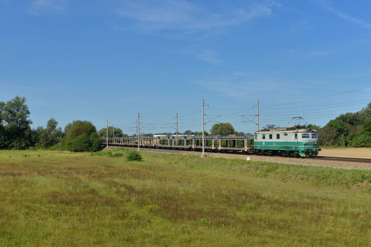 122 034 mit einem leeren Autozug am 26.08.2015 bei Lhota pod Prelouci.