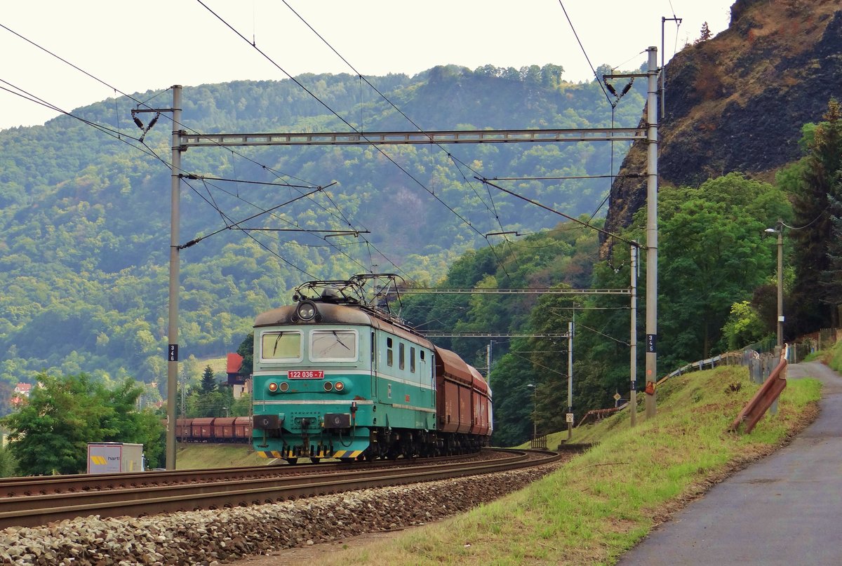 122 036-7 zu sehen am 22.08.15 zwischen Vanov und Ústí nad Labem.