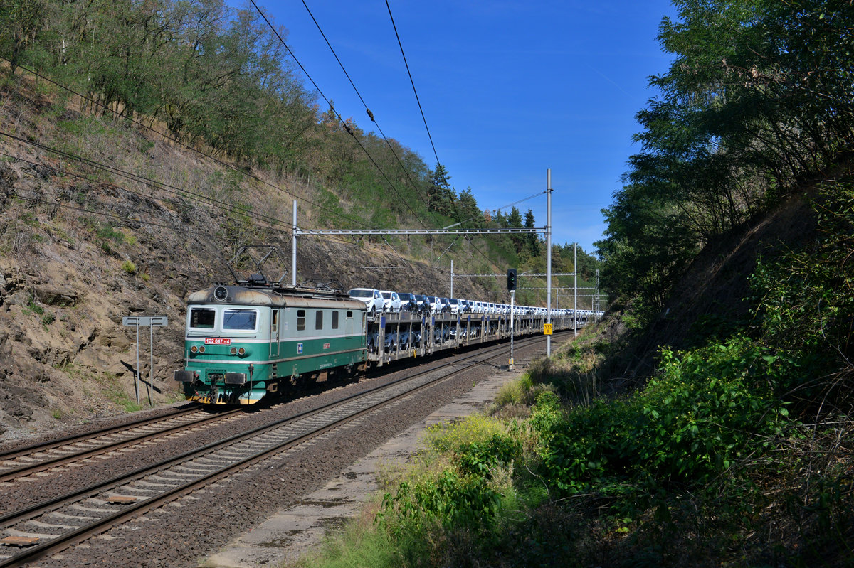 122 047 mit einem Autozug am 26.08.2015 bei Tynec nad Labem. 